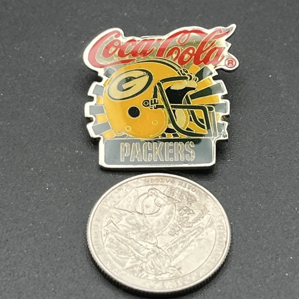 Vintage Coca-Cola Coke Green Bay Packers Helmet NFL Football‎ Lapel Hat Pin